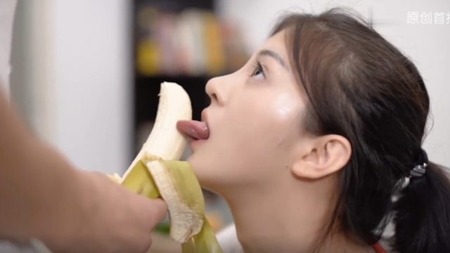 Con bạn thân dâm gạ kèo ăn chuối thằng bạn đang sóc lọ